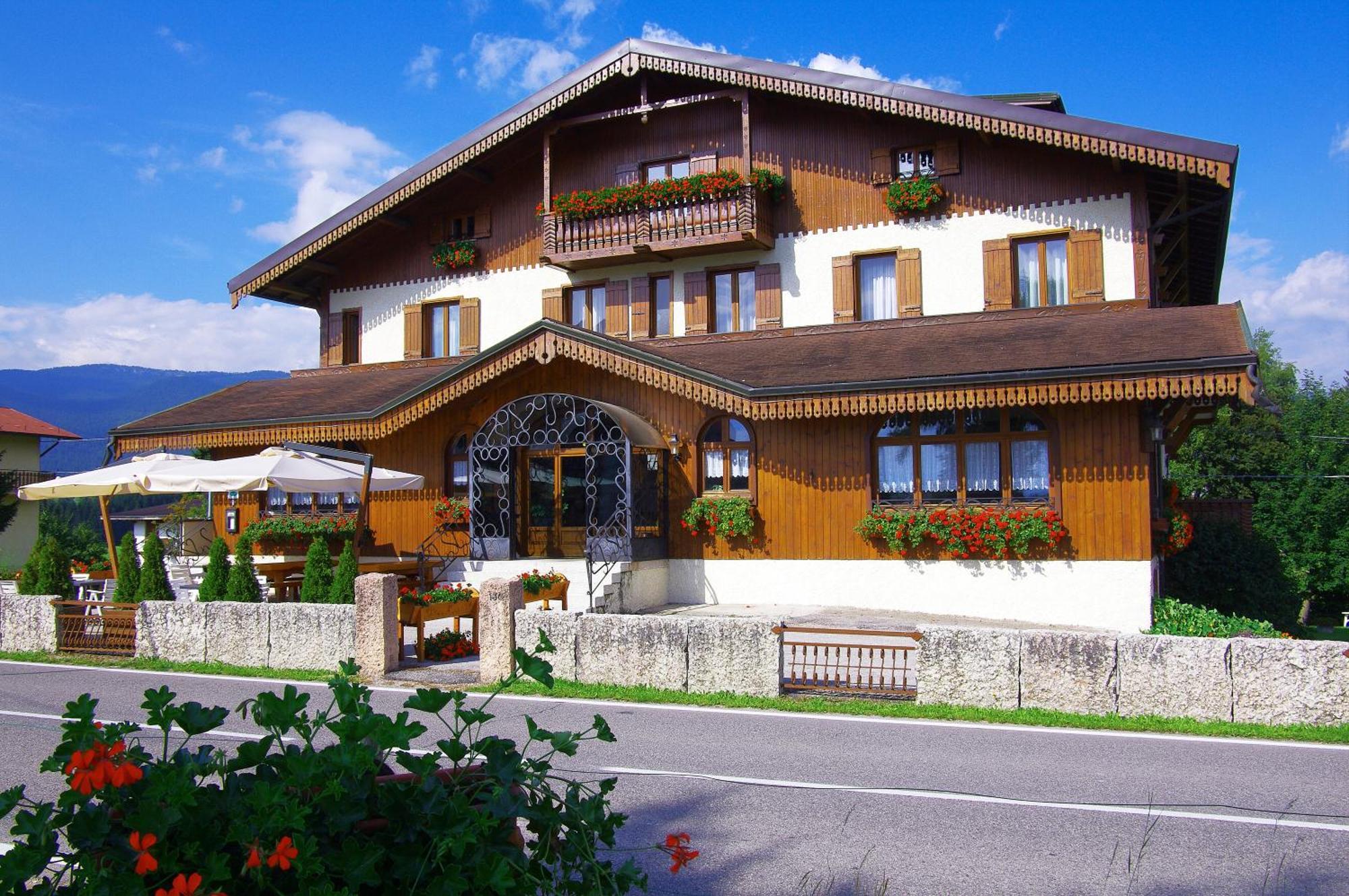 Rutzer Hotel Ristorante & Panoramic Spa 아지아고 외부 사진